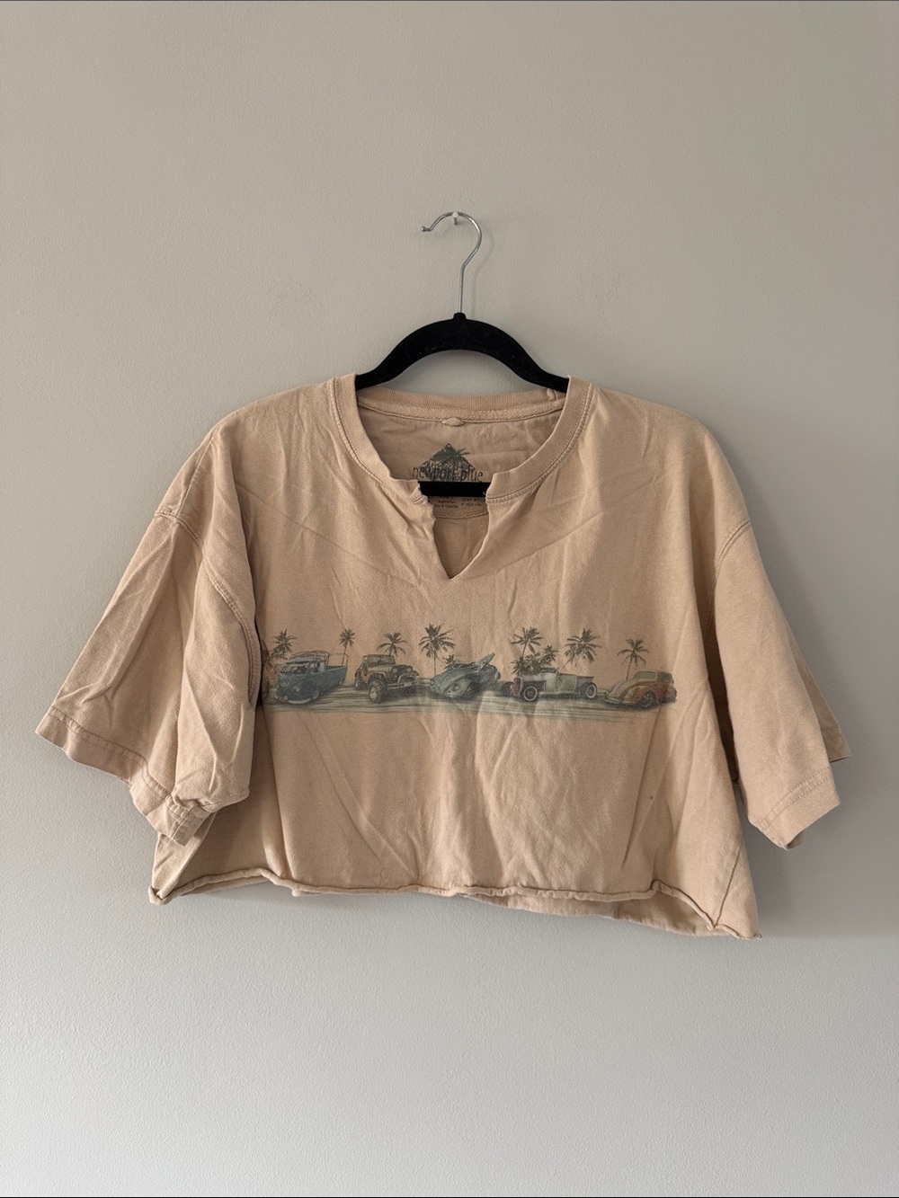 Newport Blue | Beige Cropped Tee with Vintage Car Graphic